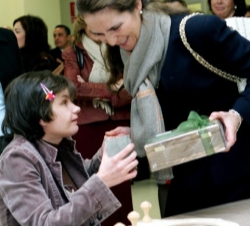 Doña Elena entrega un regalo a una alumna