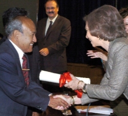 Su Majestad la Reina entrega el premio al Rector de la Universidad Nacional de Trujillo