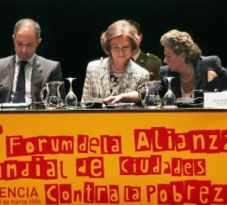Su Majestad la Reina, en la mesa presidencial, acompañada por el presidente de la Generalitat Valenciana y la alcaldesa de Valencia