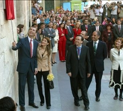 Don Felipe y Doña Letizia descubren una placa durante la visita al Ayuntamiento de Elche