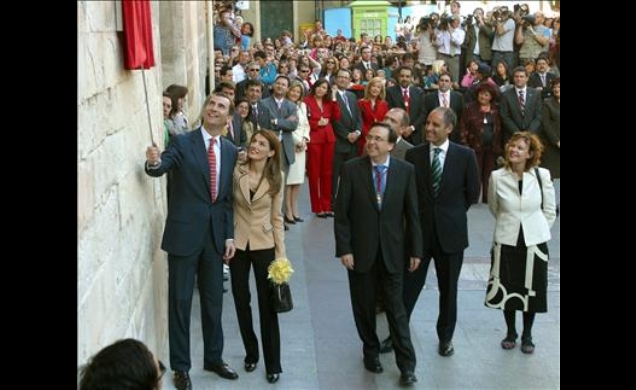 Don Felipe y Doña Letizia descubren una placa durante la visita al Ayuntamiento de Elche