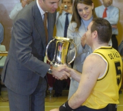 Don Felipe, en presencia de la Princesa, entrega el trofeo de vencedor al capitán del Once Andalucía, Diego de Paz