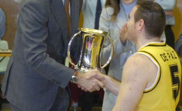 Don Felipe, en presencia de la Princesa, entrega el trofeo de vencedor al capitán del Once Andalucía, Diego de Paz