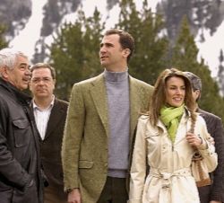 Don Felipe y Doña Letizia con el presidente de la Generalitat de Cataluña durante su visita al lago San Mauricio