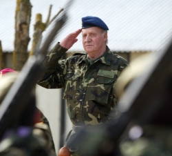 Su Majestad el Rey saluda al paso las tropas durante la parada militar