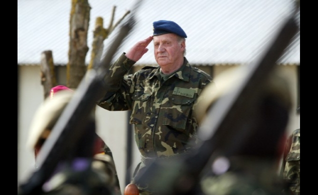 Su Majestad el Rey saluda al paso las tropas durante la parada militar