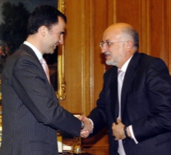 Don Felipe recibe el saludo de Fernando Casado