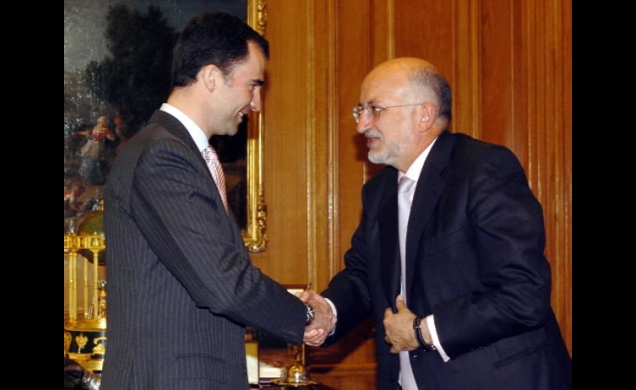 Don Felipe recibe el saludo de Fernando Casado