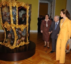 Su Alteza Real la Infanta Doña Elena, durante su recorrido por la exposición
