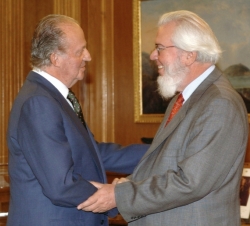 Su Majestad el Rey recibe el saludo del Director General de la OIT, Juan Somavía