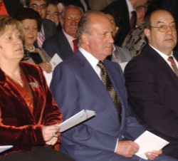 Su Majestad el Rey, junto a la ministra de Educación y Ciencia y el secretario de Estado de Universidades e Investigación