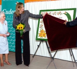 Doña Cristina descubre una placa conmemorativa