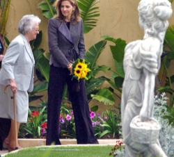 Doña Cristina, con la presidenta y fundadora de la Fundación Cudeca
