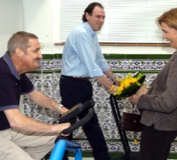 La Infanta conversa con los pacientes en el Centro de Rehabilitación y Gimnasio