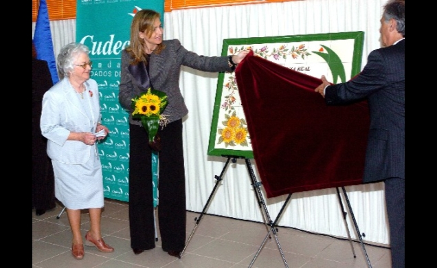 Doña Cristina descubre una placa conmemorativa