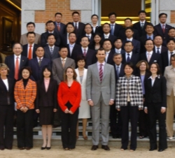 Don Felipe con un grupo de empresarios chinos