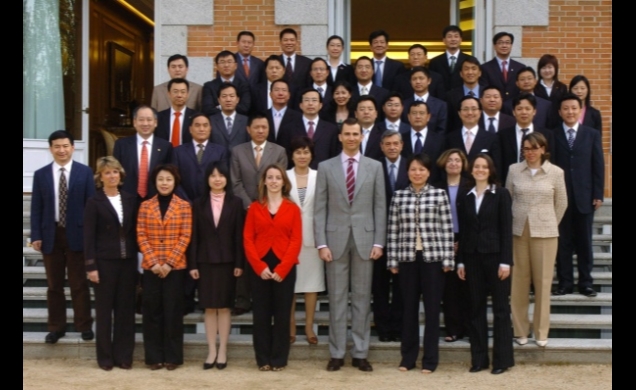 Don Felipe con un grupo de empresarios chinos