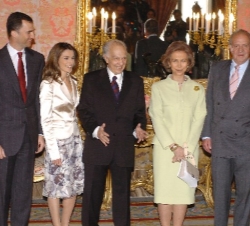 Sus Majestades los Reyes y Sus Altezas Reales los Príncipes de Asturias, con el escritor mexicano Sergio Pitol