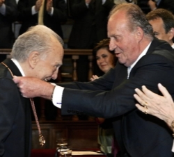 Momento de la entrega del galardón por parte de Su Majestad el Rey a Sergio Pitol