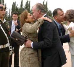 Los Reyes reciben el saludo del Príncipe Feisal -hermano del Rey Abdalá- y su esposa Alia, a su llegada a Ammán