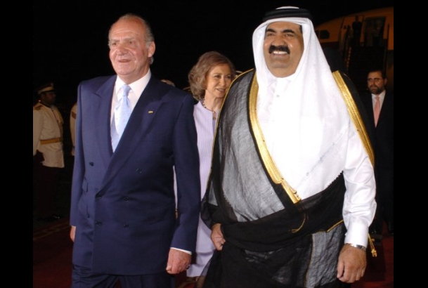Sus Majestades los Reyes y Su Alteza el Emir de Qatar, el Jeque Hamad bin Khalifa Al-Thani, a la llegada al Aeropuerto de Doha