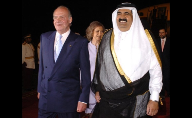 Sus Majestades los Reyes y Su Alteza el Emir de Qatar, el Jeque Hamad bin Khalifa Al-Thani, a la llegada al Aeropuerto de Doha