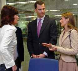 Don Felipe y Doña Letizia, durante su recorrido por las instalaciones de PROMECAL