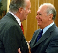 Don Juan Carlos saluda al Sr. Ricardo Lagos