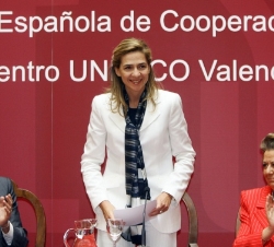 Doña Cristina, tras finalizar su intervención, junto al presidente de la Generalitat Valenciana y la alcaldesa de Valencia