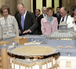 Los Reyes atienden a las explicaciones del arquitecto Rafael Moneo sobre las obras realizadas