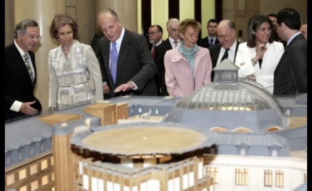 Los Reyes atienden a las explicaciones del arquitecto Rafael Moneo sobre las obras realizadas