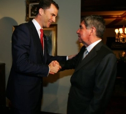 Don Felipe saluda al  Presidente electo de Costa Rica, Óscar Arias