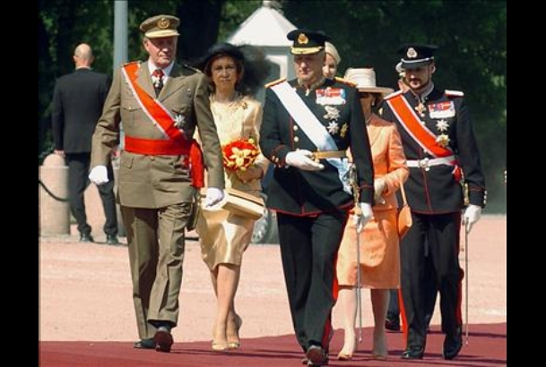 Los Reyes Don Juan Carlos y Doña Sofía, junto a los Monarcas noruegos, Harald y Sonia; y los Príncipes Haakon y Mette-Marit, a su llegada al Palacio R