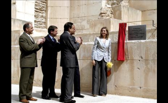 La Infanta Cristina descubre una placa conmemorativa de la inauguración