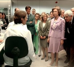 Doña Sofía conversa con uno de los investigadores durante su visita a las instalaciones