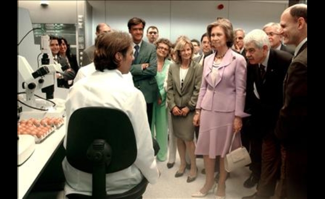 Doña Sofía conversa con uno de los investigadores durante su visita a las instalaciones