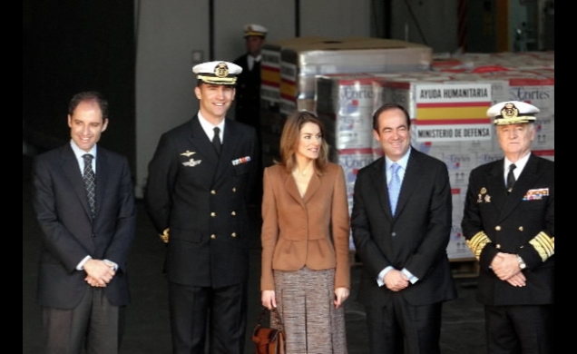 Los Príncipes con el ministro de Defensa presidente de la Generaliat Valenciana y el secretario general de política de Defensa