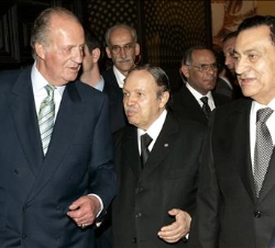 Su Majestad el Rey junto al Presidente de Argelia y el Presidente de Egipto, durante la inauguración de la exposición