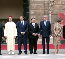 Sus Majestades los Reyes, con el Secretario General de la Liga Árabe, Amre Musa; Su Alteza Real el Príncipe Moulay Rachid de Marruecos; el presidente 