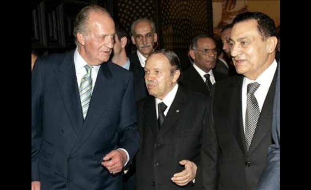 Su Majestad el Rey junto al Presidente de Argelia y el Presidente de Egipto, durante la inauguración de la exposición