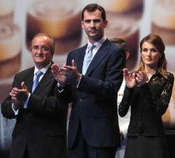 Don Felipe y Doña Letizia, acompañados por el presidente de Pimec durante la entrega de los Premios Pimes 2006