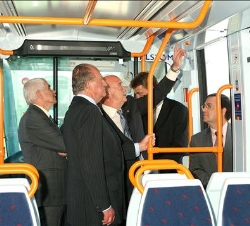 Don Juan Carlos observa los detalles de fabricación de un vagón