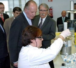 Don Juan Carlos observa el trabajo de una operaria