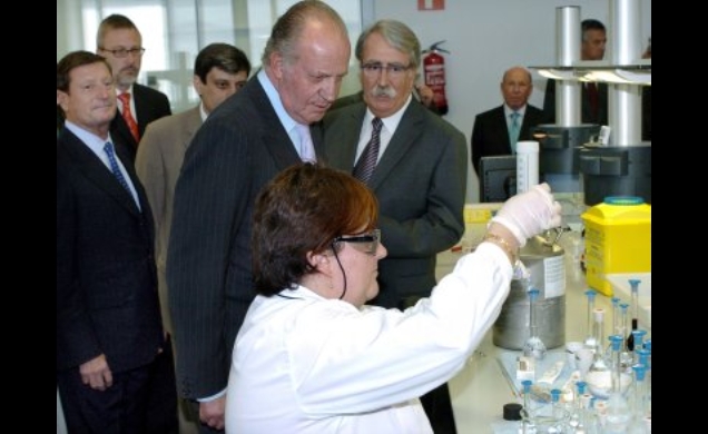 Don Juan Carlos observa el trabajo de una operaria