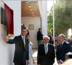 Los Príncipes de Asturias descubren una placa conmemorativa enpresencia del alcade de San Roque Jose Vazquez, y el presidente de la Junta de Andalucía
