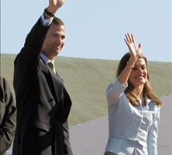 Los Príncipes saludan a los sanroqueños desde la terraza el Teatro Municipal "Juan Luis Galiardo"