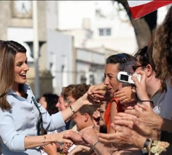 Doña Letizia saluda a los sanroqueños