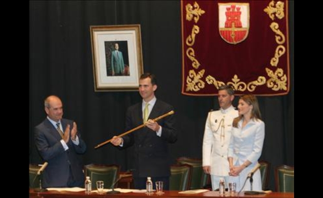 El Príncipe de Asturias recibe el bastón de mando, como Alcalde Perpetuo de San Roque.