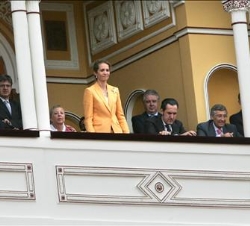 Doña Elena, acompañada por su esposo, Don Jaime de Marichalar, en el Palco Real