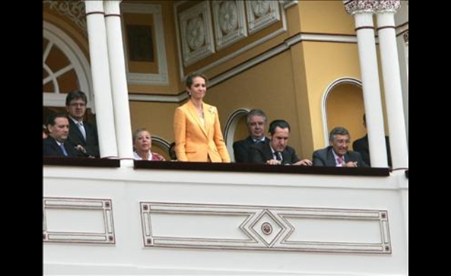 Doña Elena, acompañada por su esposo, Don Jaime de Marichalar, en el Palco Real